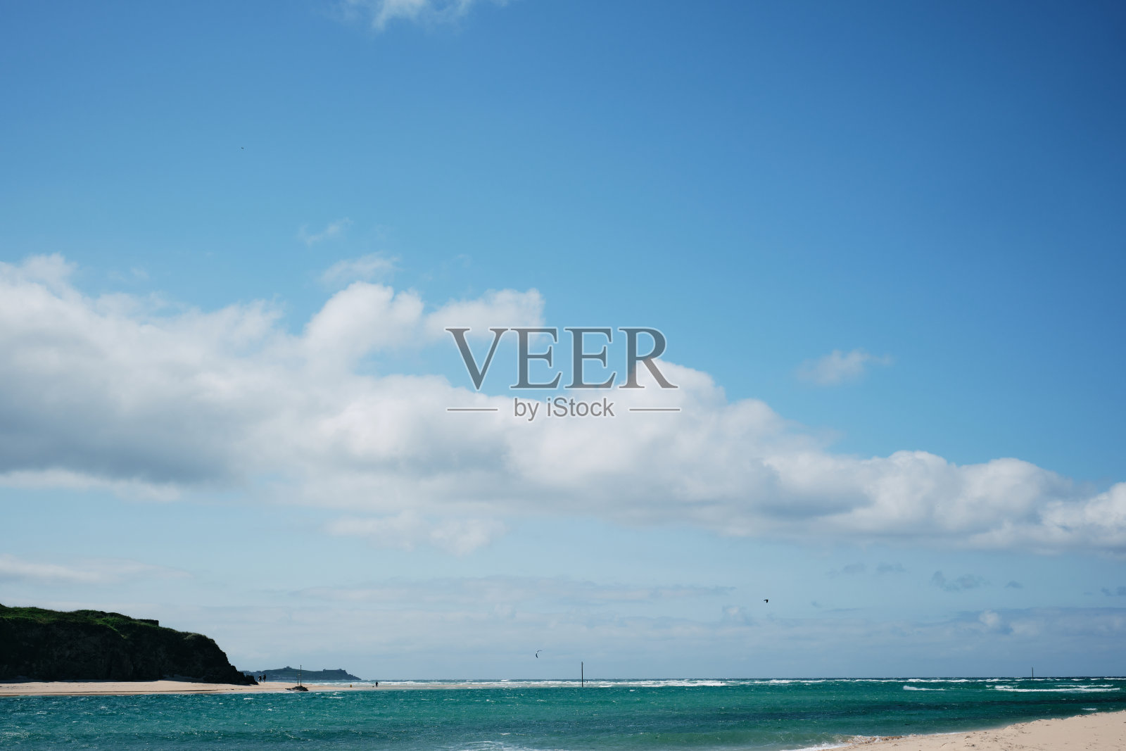 在六月的一个阳光明媚的日子里，从海勒河口向圣艾夫斯康沃尔眺望。照片摄影图片