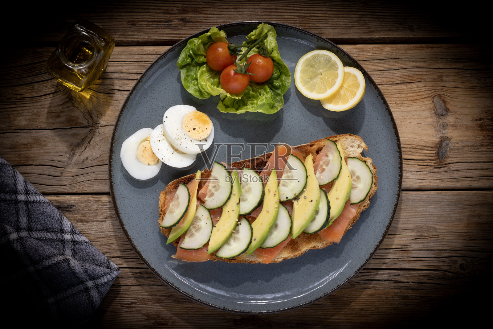 早餐吃牛油果和鲑鱼烤肉饼照片摄影图片