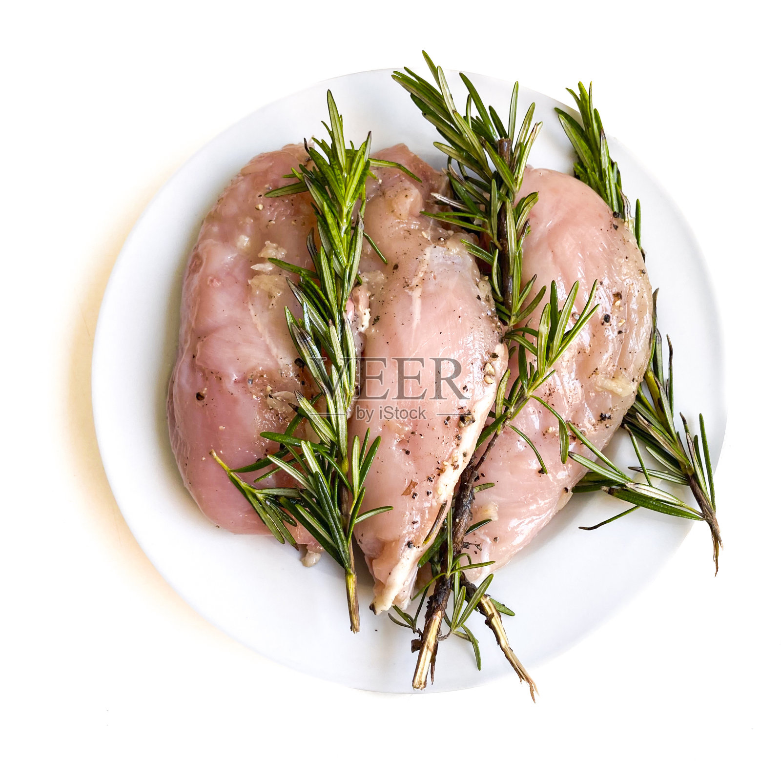 生鸡胸肉配迷迭香照片摄影图片
