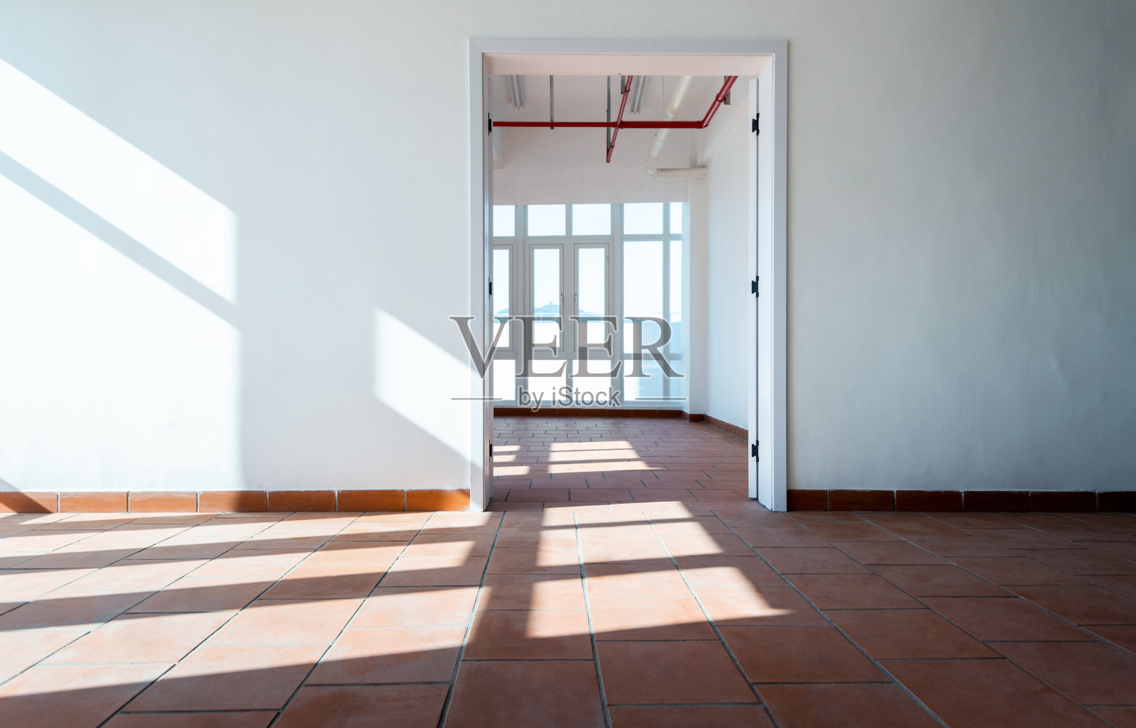 一座大而空的办公大楼照片摄影图片