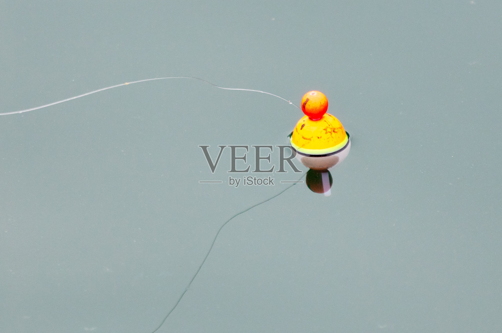 鱼竿上的漂浮物浮在水面上照片摄影图片