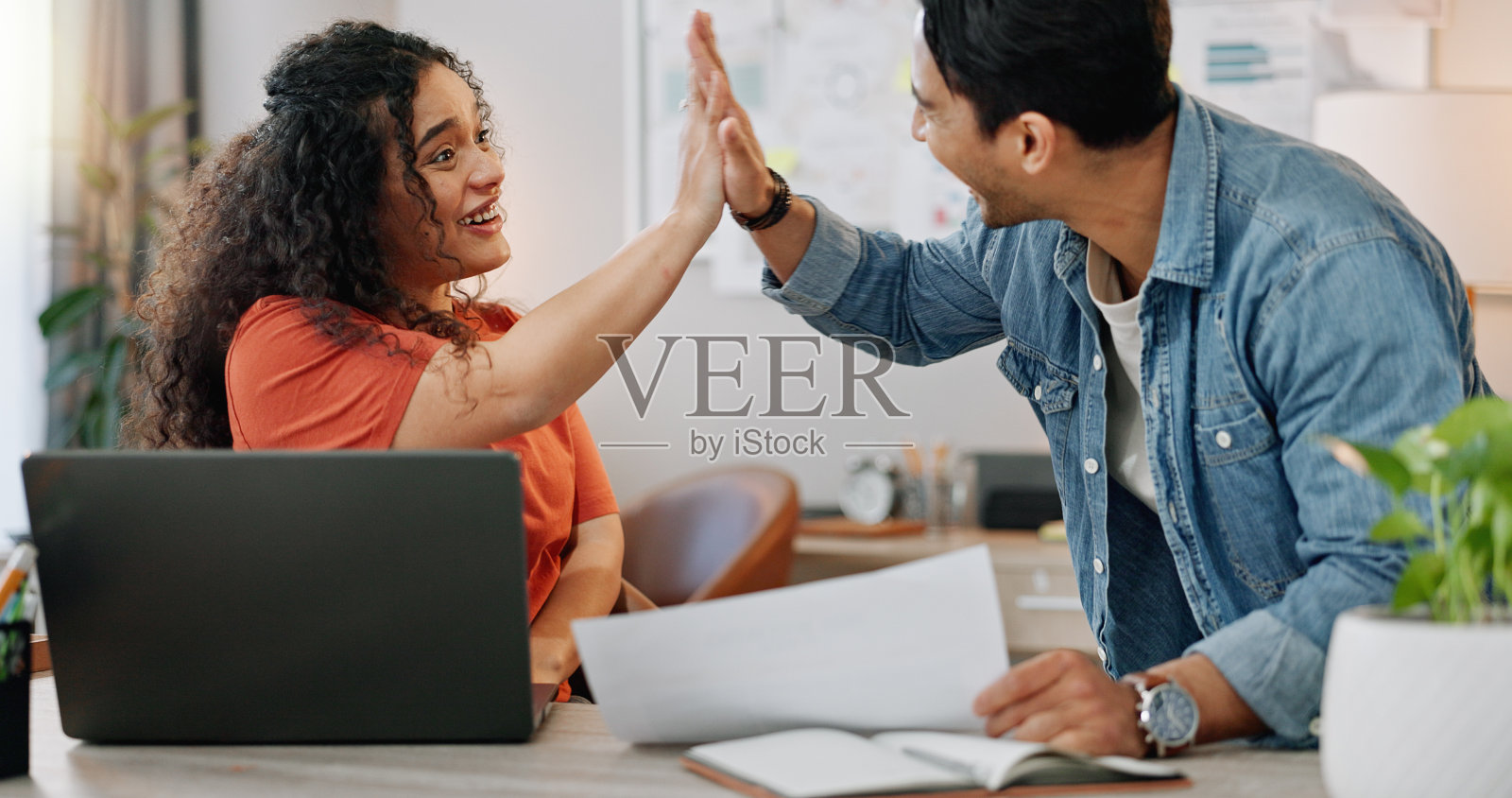 人们，创意和商业在办公室用笔记本电脑击掌，启动和代理销售报告成就或文书工作。支持、快乐员工，庆祝工作使命、合同和目标照片摄影图片