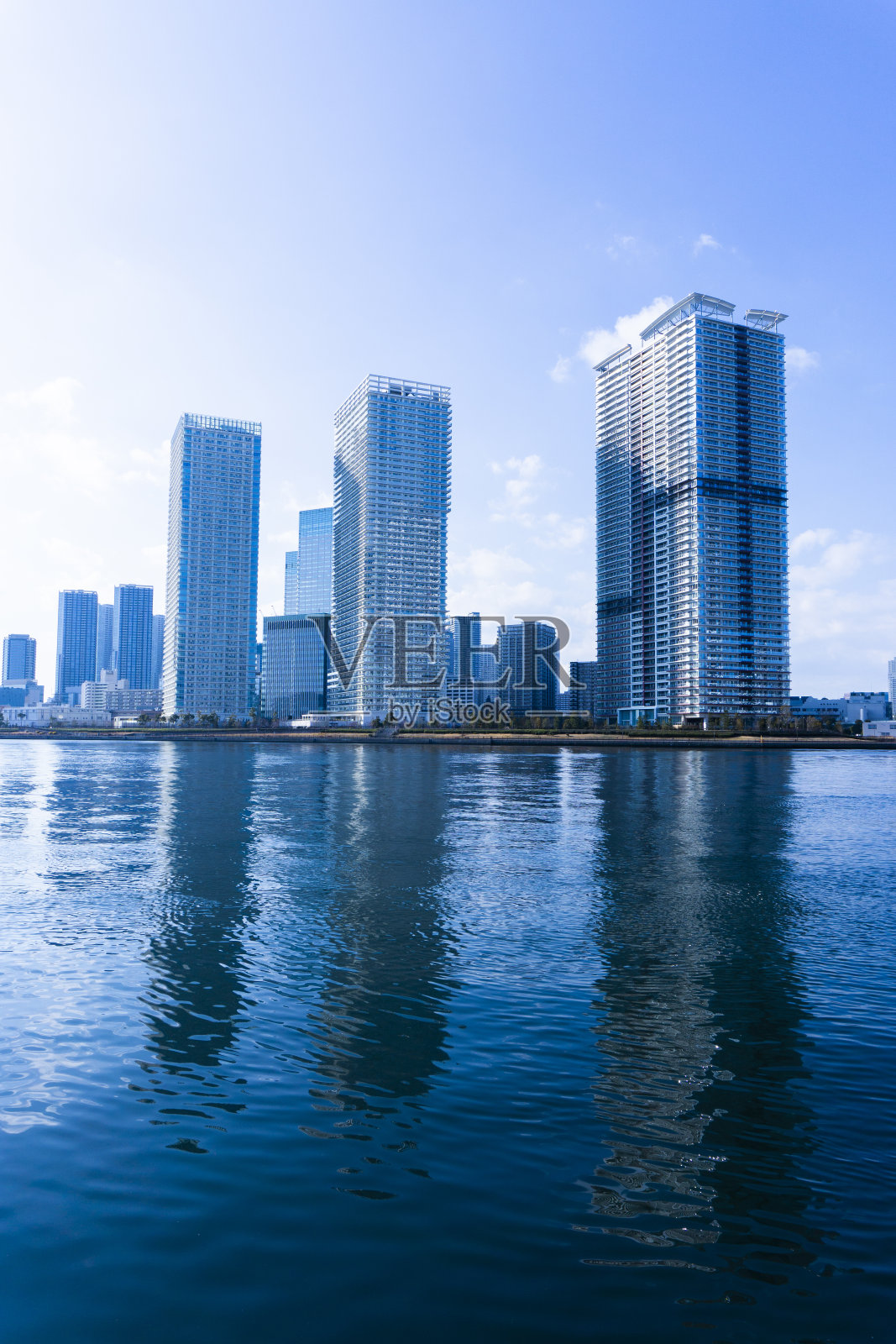 高楼公寓沿着河流和清新的蓝天排列照片摄影图片