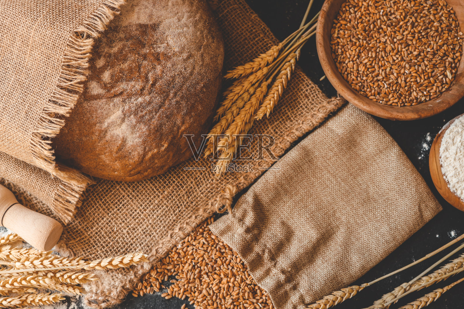 新鲜出炉的自制面包和麦穗照片摄影图片