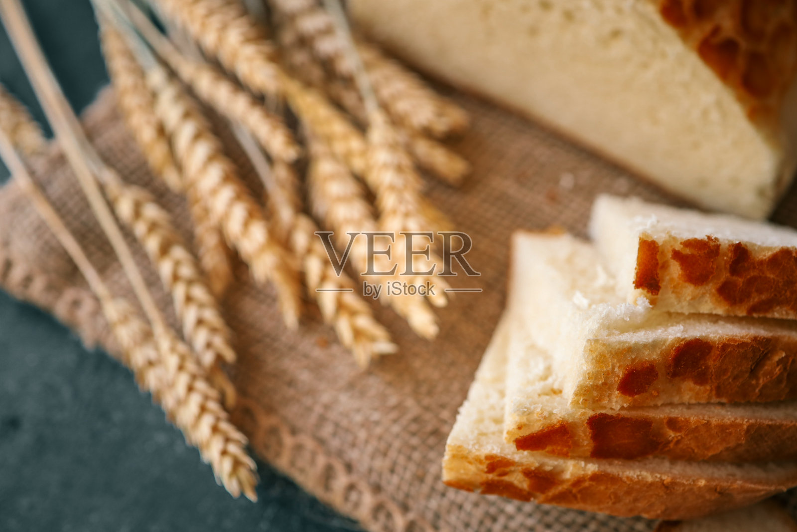 新鲜出炉的自制面包和麦穗照片摄影图片