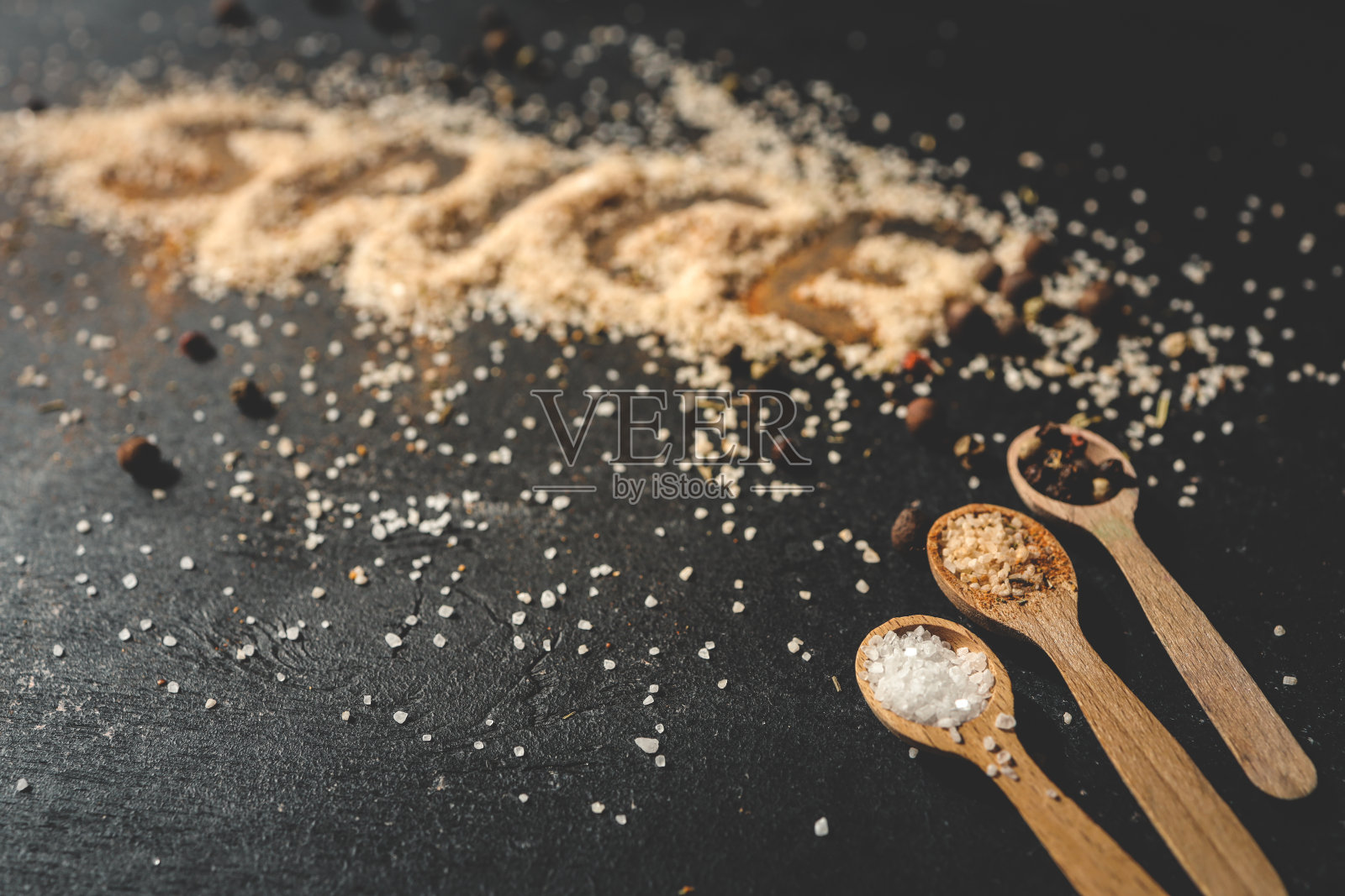 黑色背景上的草药“香料”字样照片摄影图片