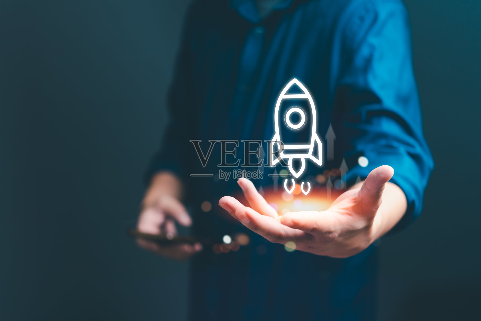 手持火箭发射的数字全息图。象征着创业公司的成长和创新。非常适合商业发展、创业和技术演示。照片摄影图片