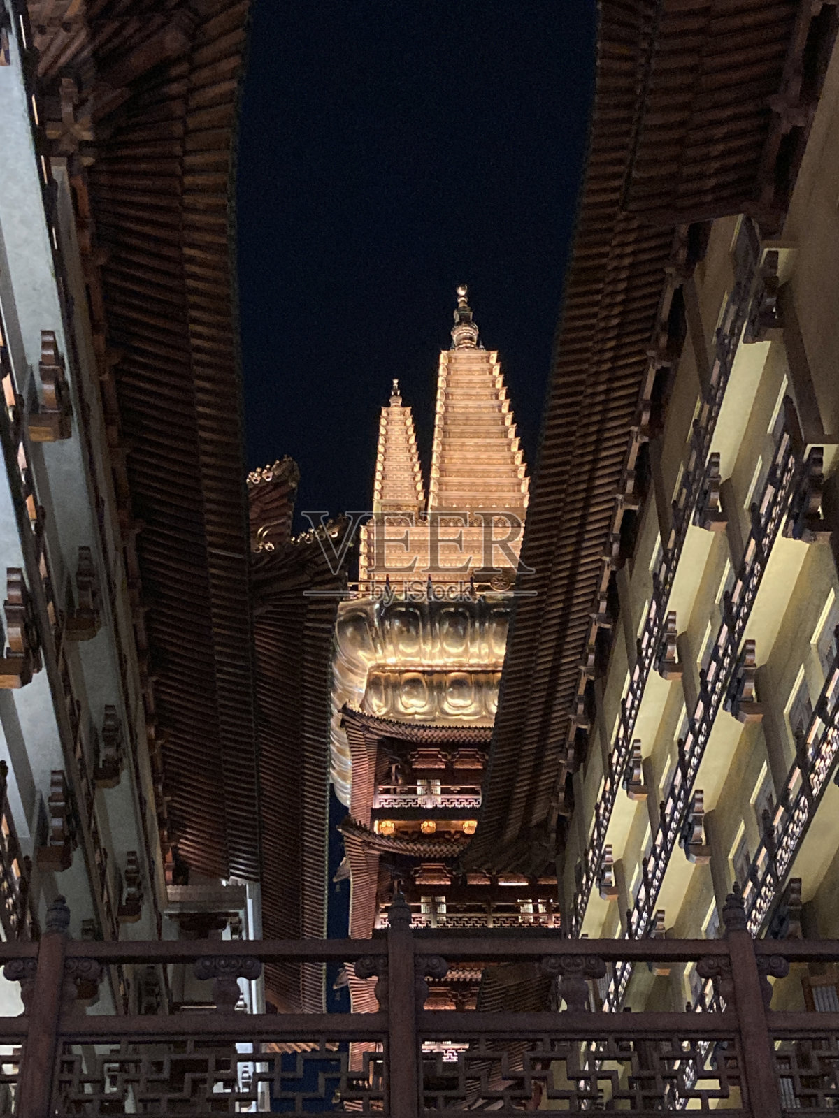 中国上海南京西路的静安寺照片摄影图片