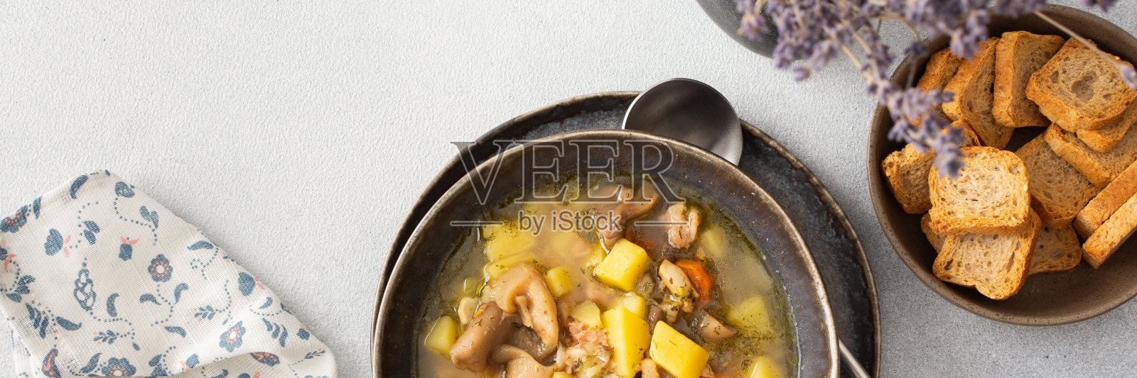 盛在盘子里的蚵仔菇汤照片摄影图片