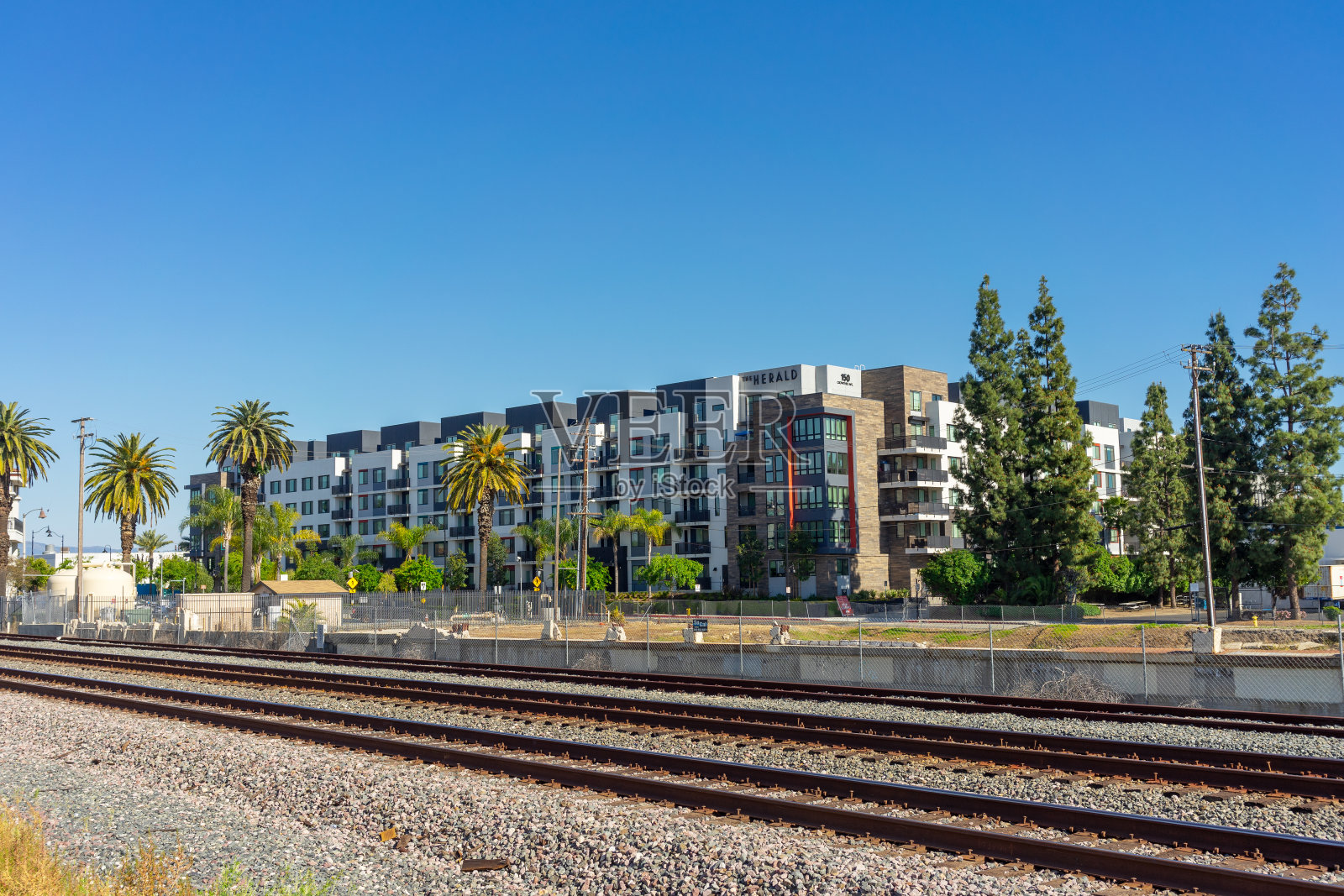 铁路轨道上有一座现代化的公寓楼照片摄影图片