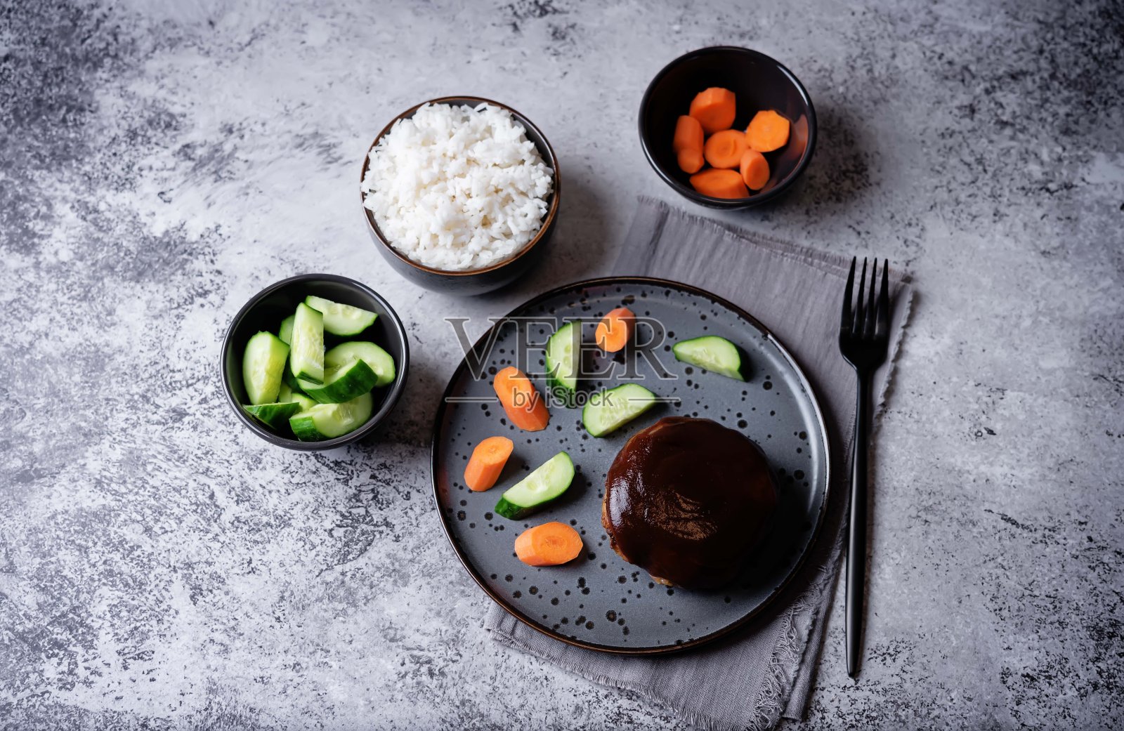 亚洲人喜欢把酱、米饭和蔬菜放在盘子里的汉堡包照片摄影图片