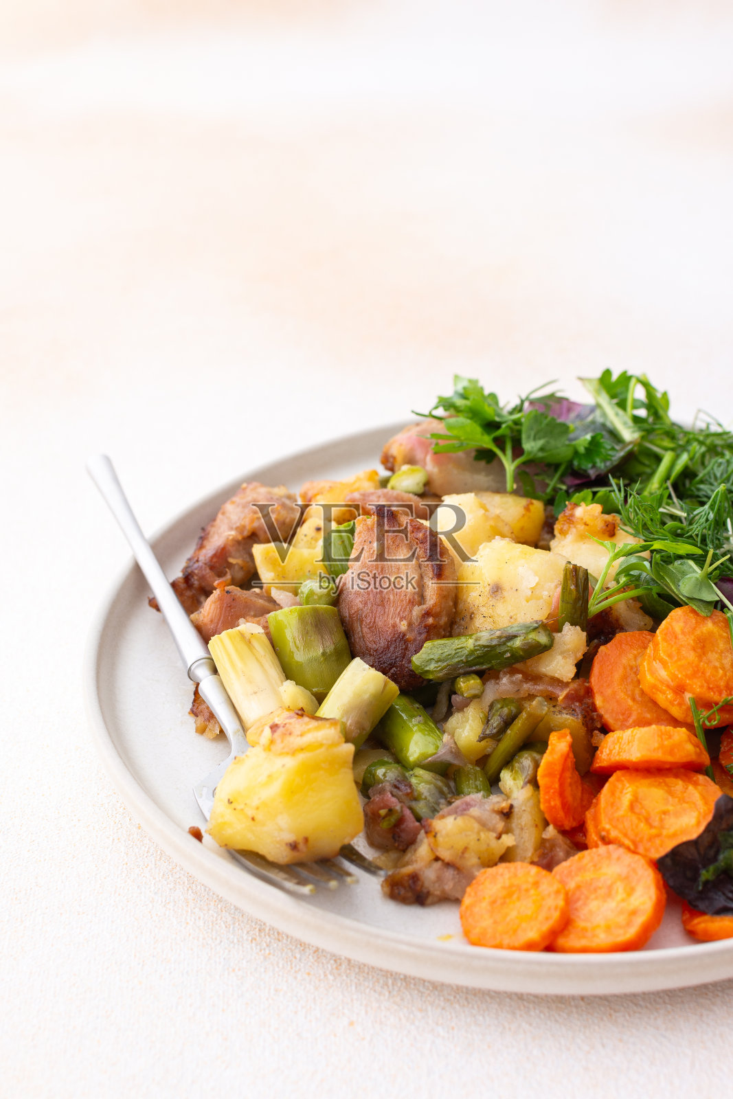 土豆芦笋萝卜炖鸭柳，各种蔬菜什锦沙拉，芝麻酱烤胡萝卜照片摄影图片