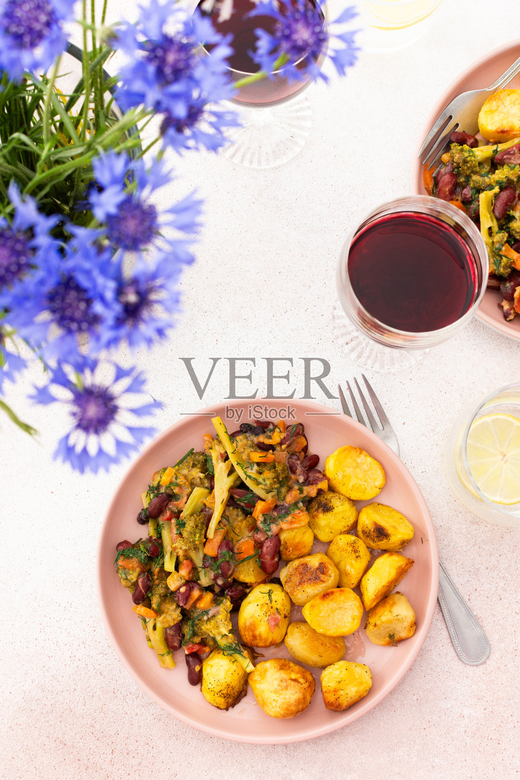 炖土豆配炖蔬菜，西兰花和豆子配胡萝卜和香草照片摄影图片