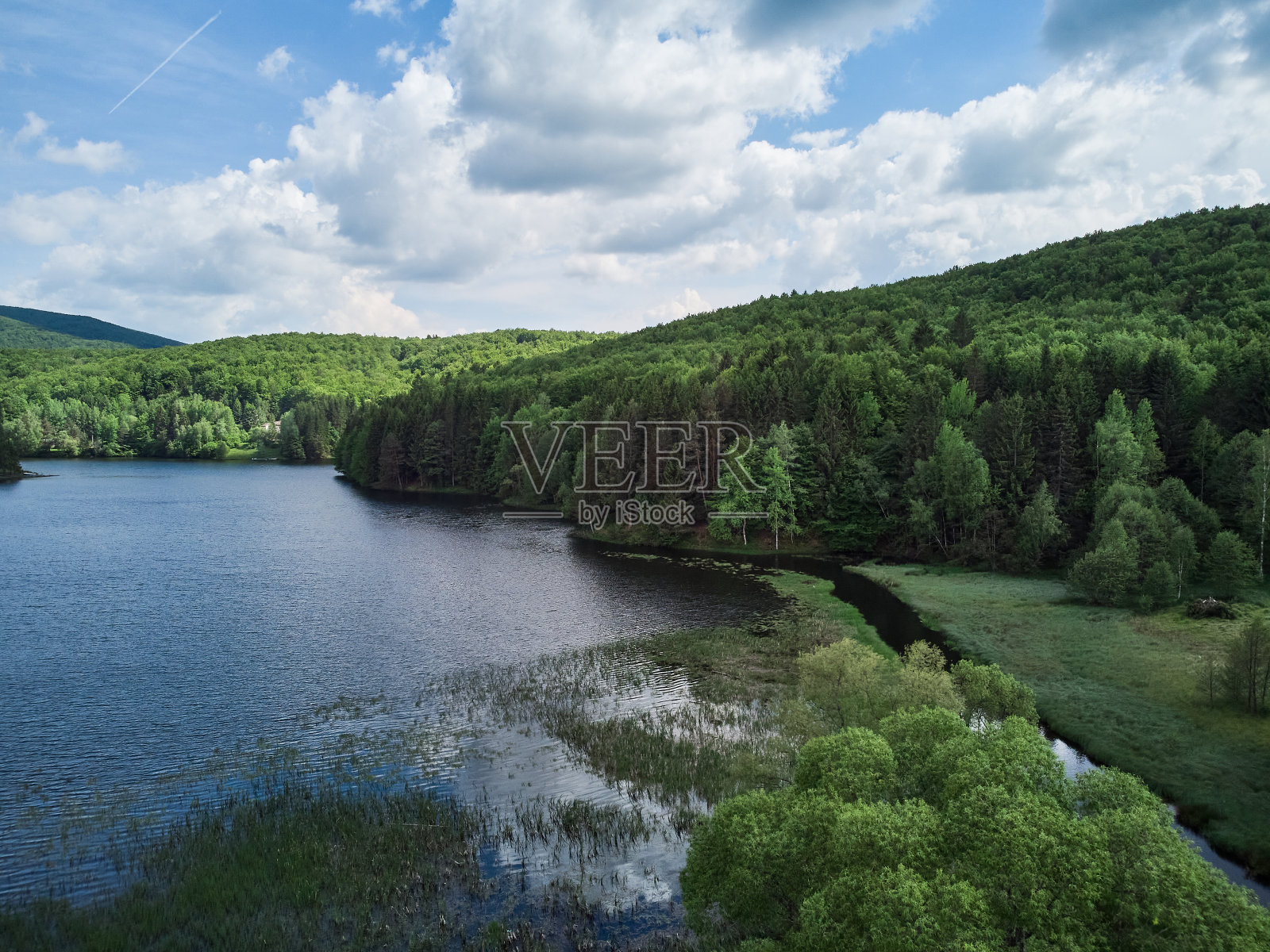 从无人机飞行拍摄的Trei湖猿三水域。蓝天白云和绿色的森林。照片摄影图片