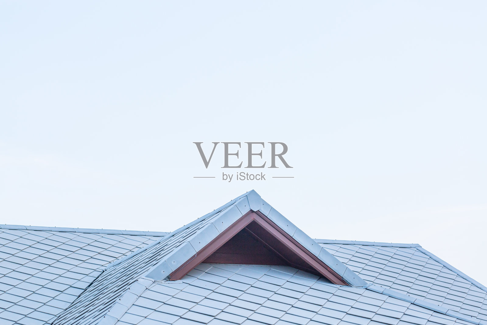 灰色的房子屋顶隔离在白色的背景，模拟臀部屋顶灰色瓷砖图案隔离在白色的背景与剪辑路径照片摄影图片