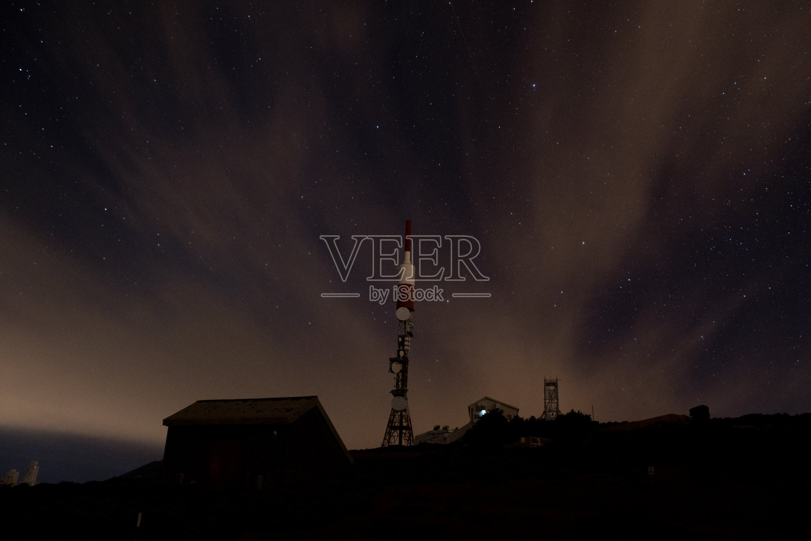 位于西班牙加那利群岛高山上的天文台建筑剪影。满天繁星的夜空。照片摄影图片