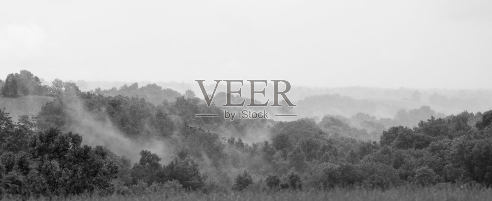 云覆盖肯塔基山——靠近里士满，肯塔基州照片摄影图片