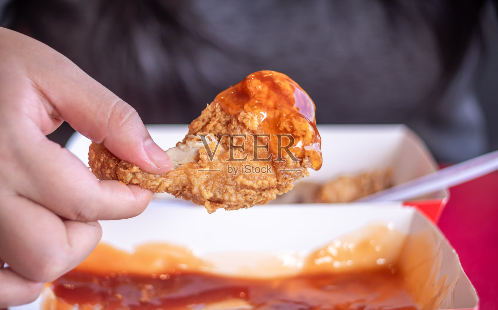 泰国街头小吃，吃炸鸡的女人照片摄影图片