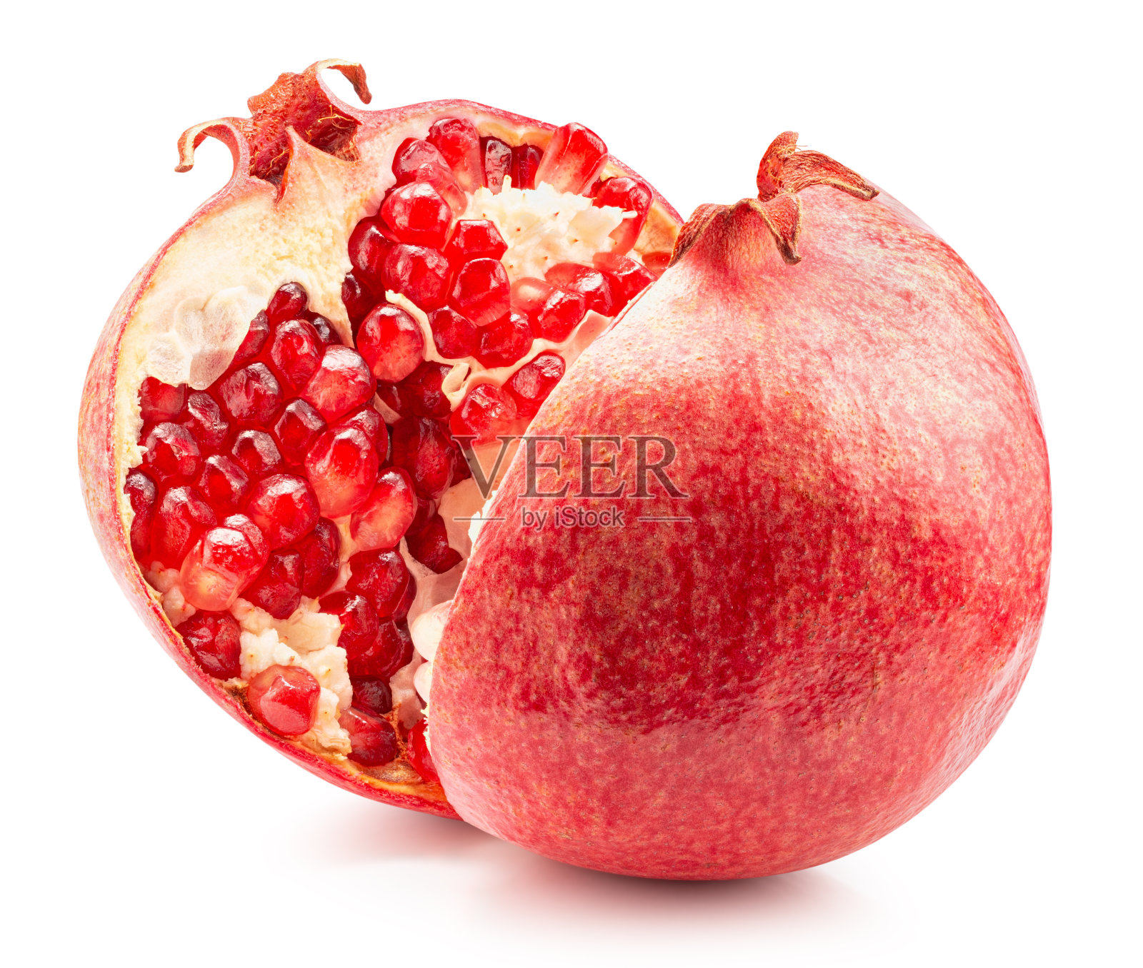 石榴孤立在一个白色的背景。剪切路径照片摄影图片