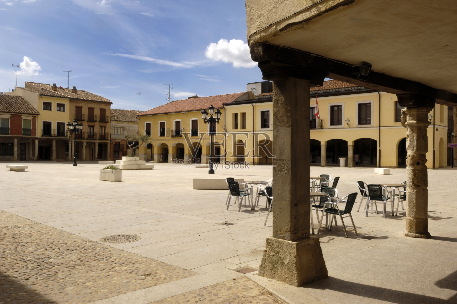 西班牙卡斯蒂利亚和莱昂，萨莫拉省比利亚潘多的主要广场。照片摄影图片