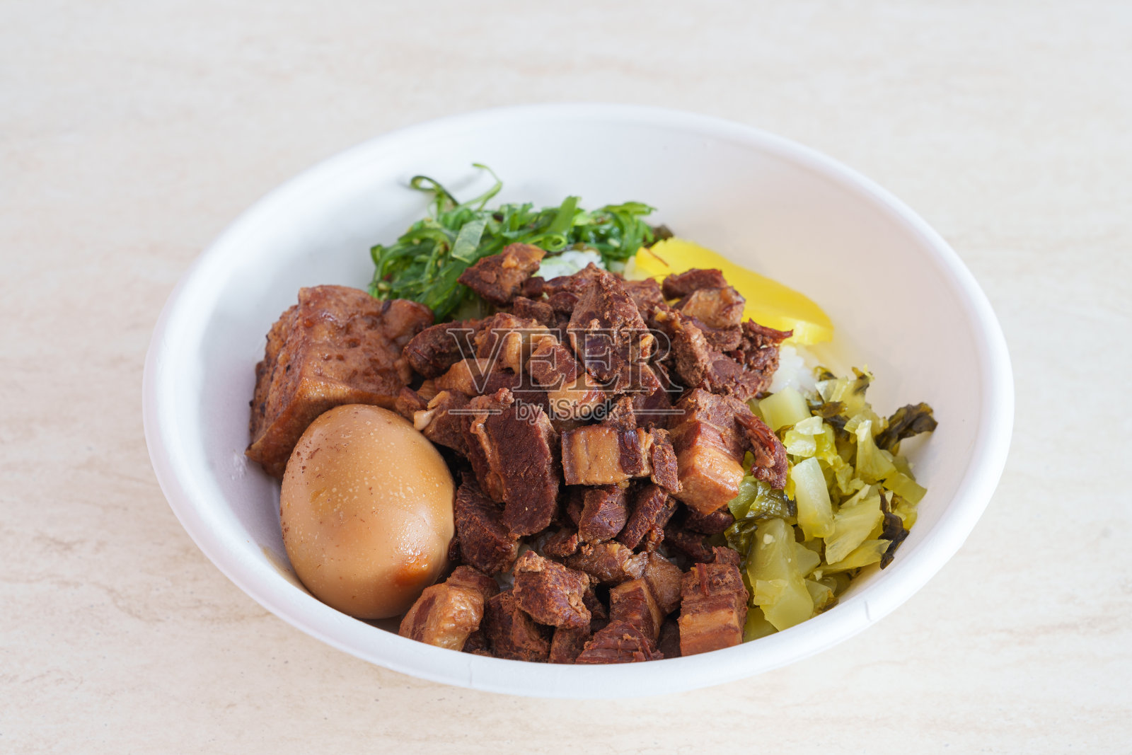 红烧肉米饭。照片摄影图片