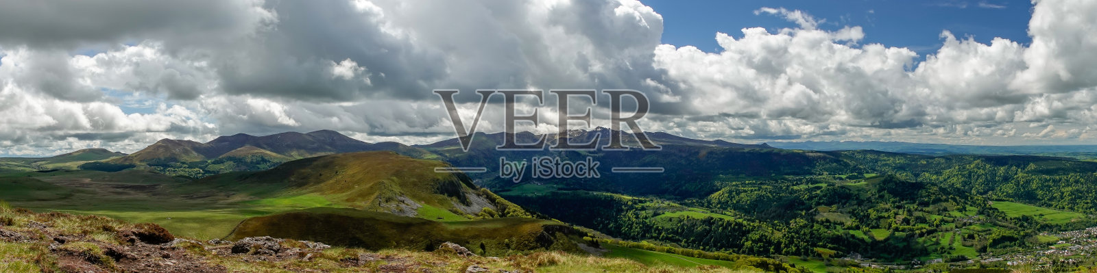 多雷山火山群全景图，包括法国奥弗涅的桑西山照片摄影图片