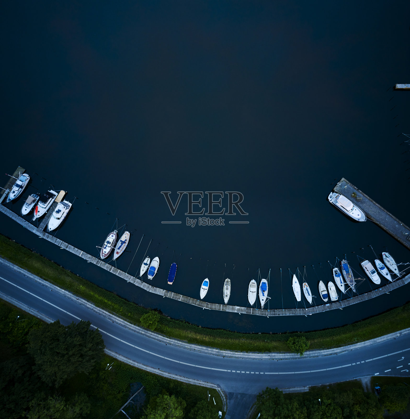 从上面看夜晚的玛丽娜照片摄影图片