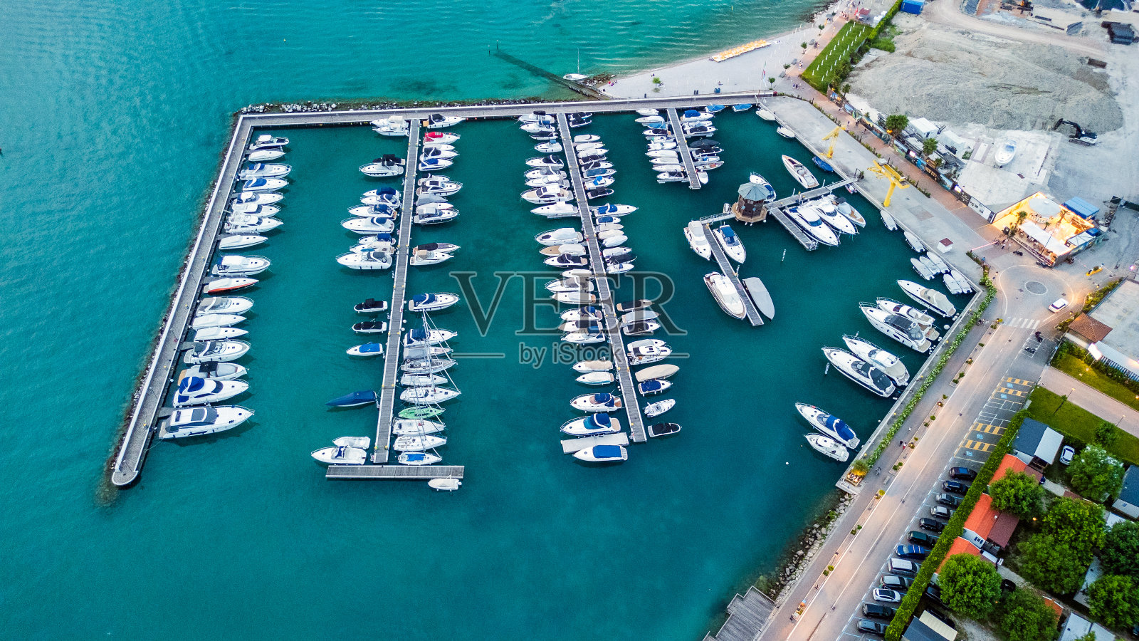 俯瞰宁静的加尔达湖码头与停靠在意大利的帆船在晚上。意大利，Peschiera del Garda股票照片照片摄影图片