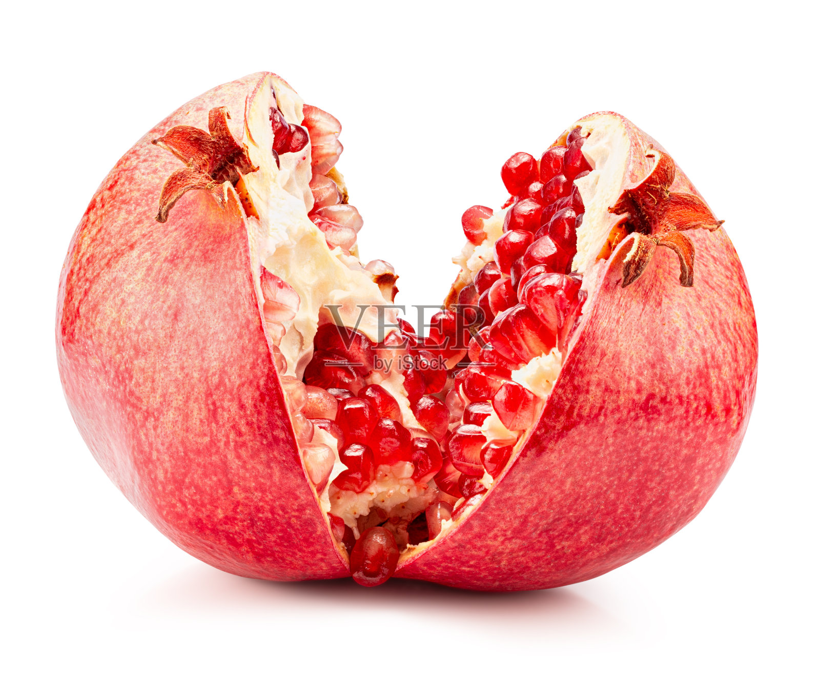 石榴孤立在一个白色的背景。剪切路径照片摄影图片