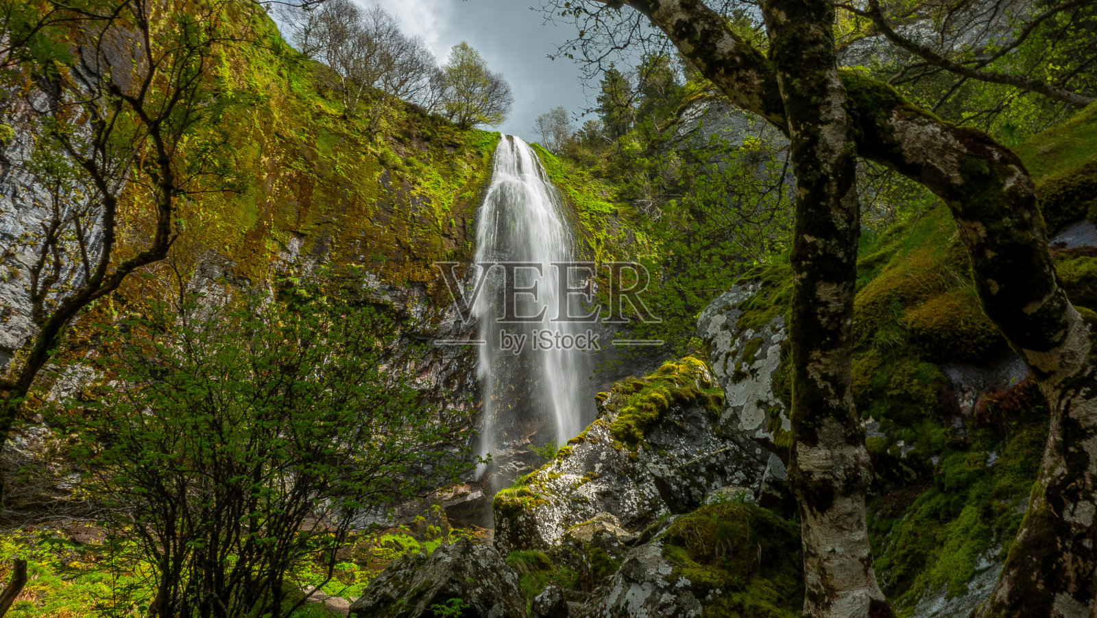 童话般的瀑布。这张照片拍摄于法国奥弗涅的Le Mont-Dore附近。这个瀑布被称为大瀑布照片摄影图片