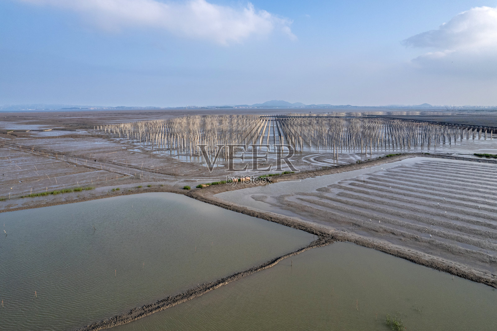 海上光伏太阳能发电场施工现场鸟瞰图照片摄影图片