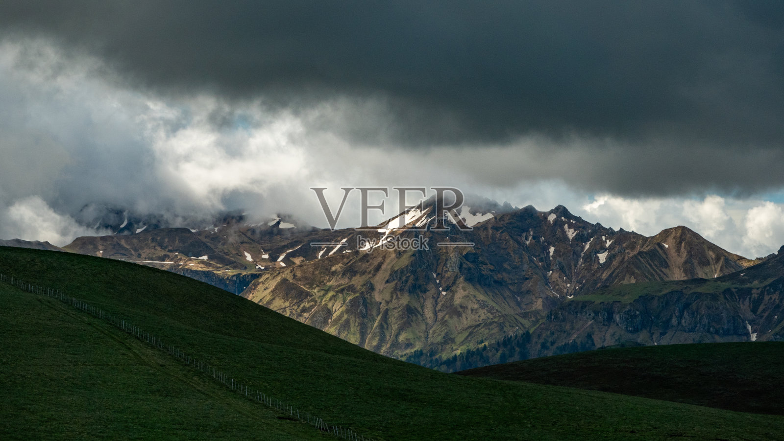 乌云笼罩在法国奥弗热的桑西山照片摄影图片