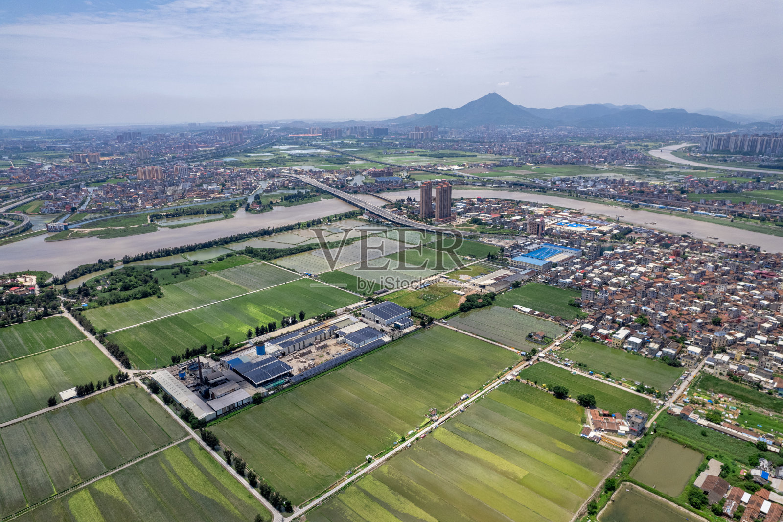 鸟瞰图，农村的绿色农田和房屋照片摄影图片