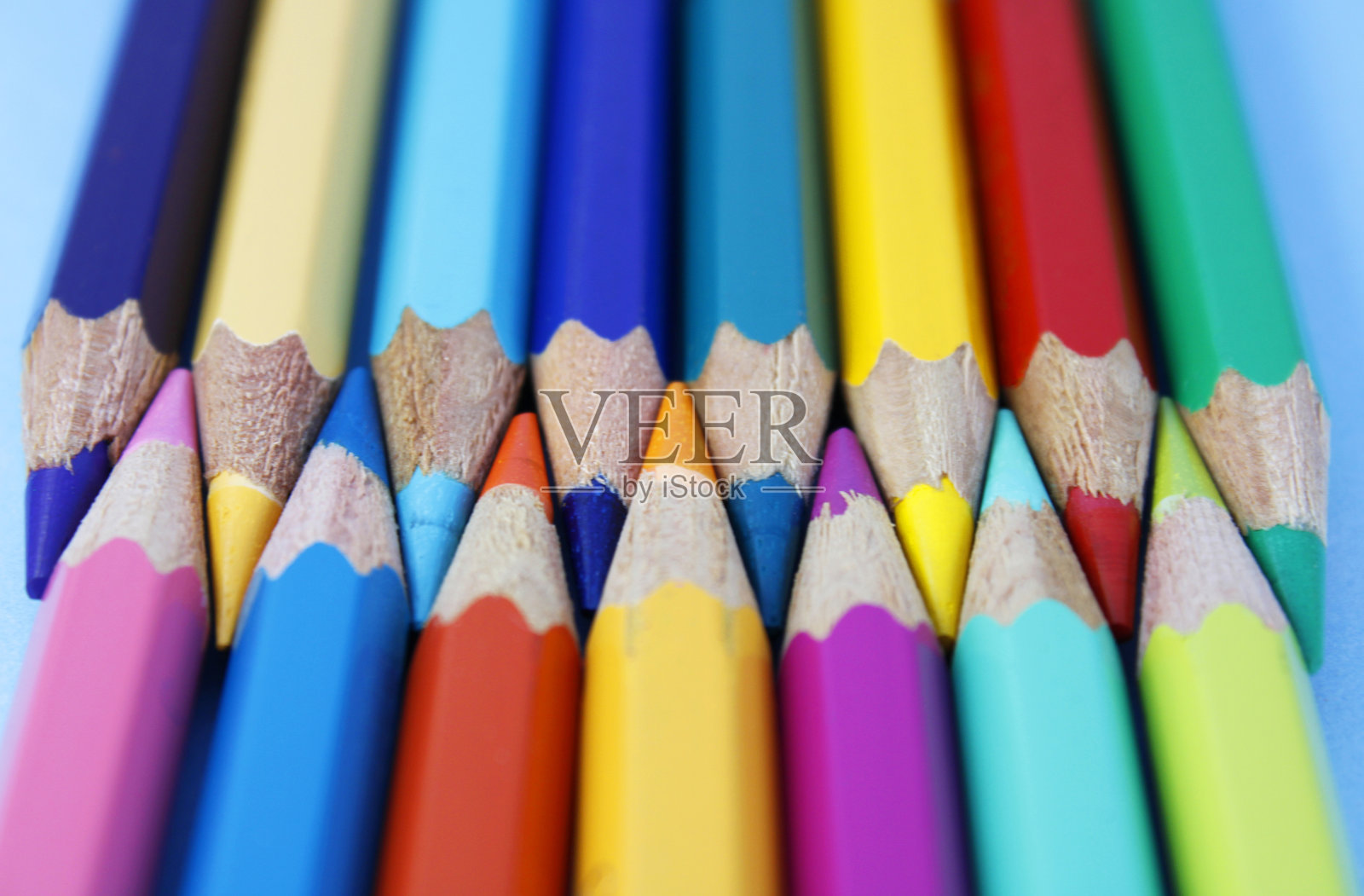 铅笔排成一排，交替位置和颜色照片摄影图片