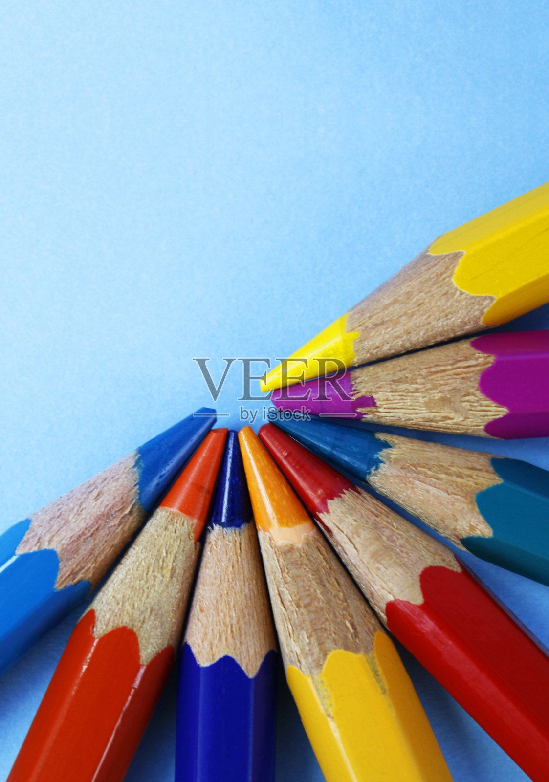 彩色铅笔排列成扇形照片摄影图片