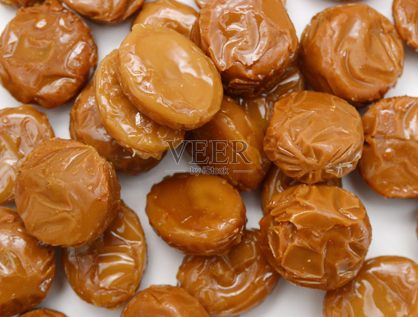 焦糖隔离在一个白色的背景与剪辑路径。照片摄影图片