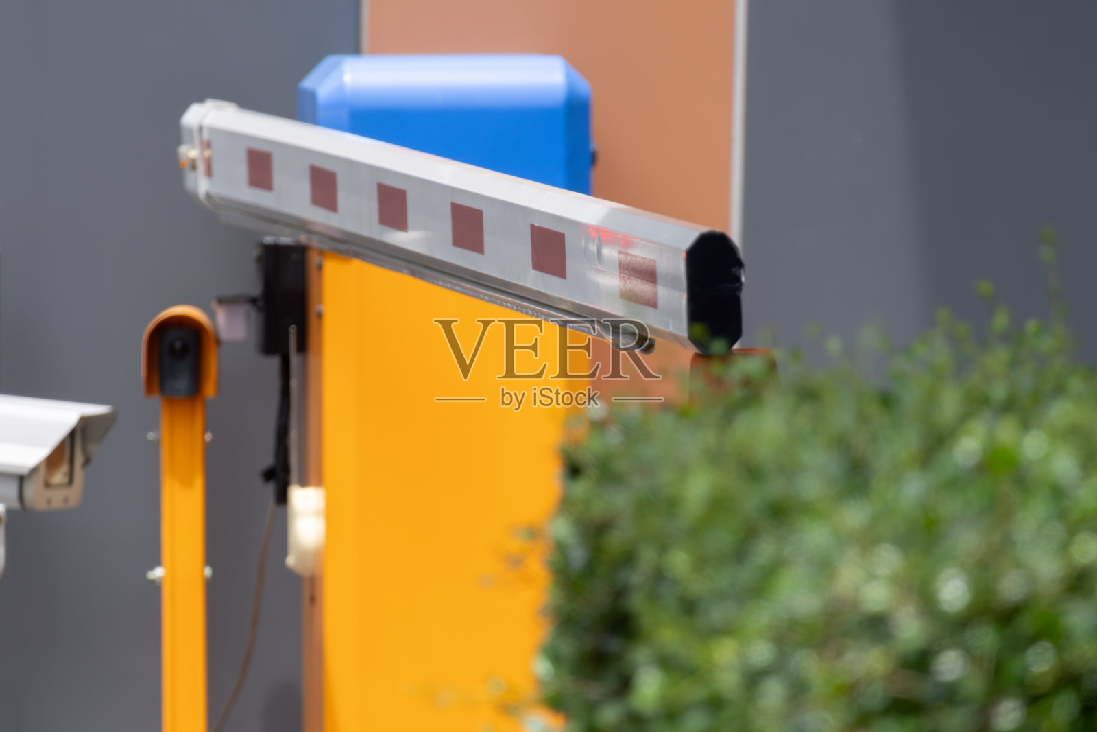 道路的一侧有一个红绿灯照片摄影图片