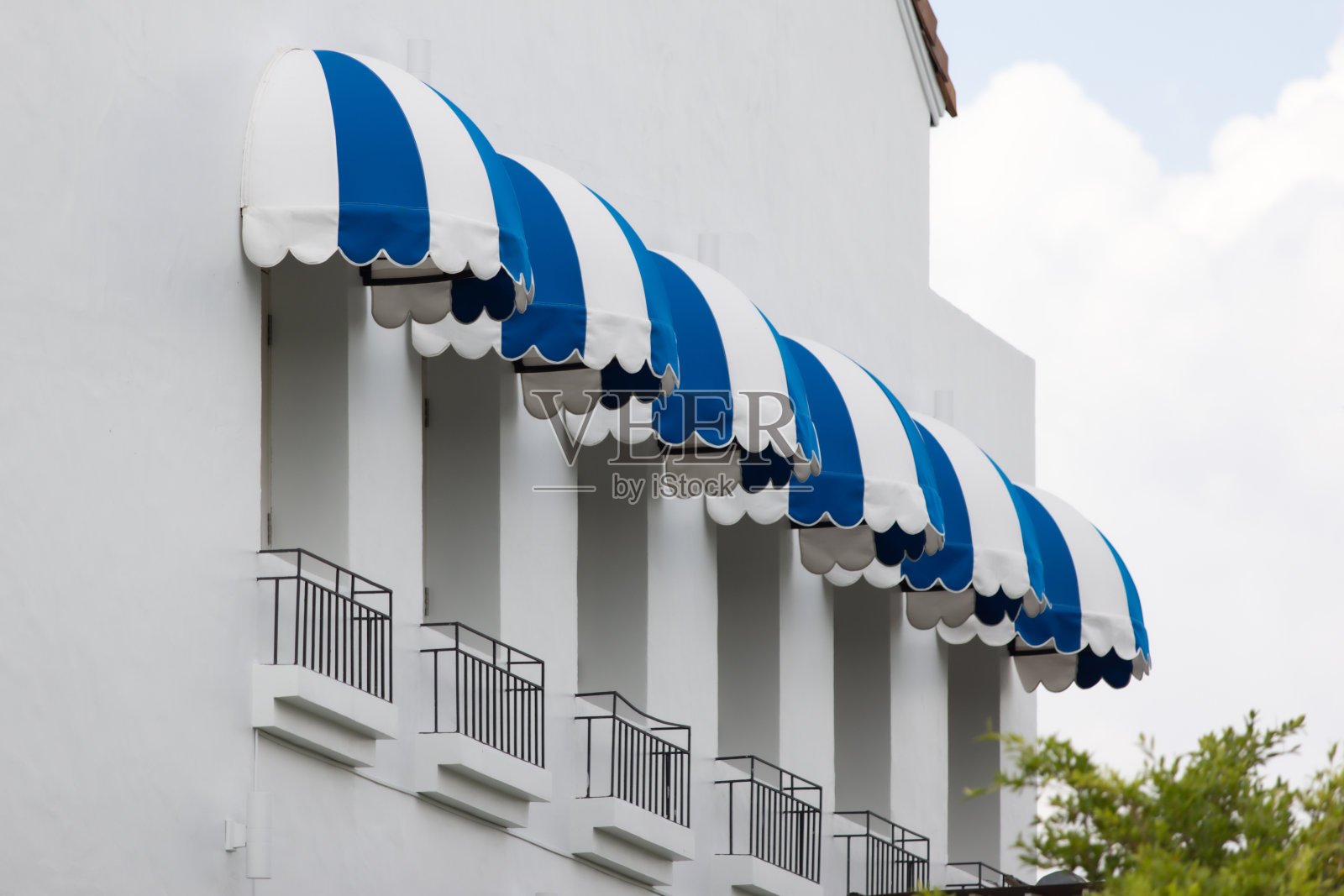 一排建筑物上的蓝白相间的遮阳篷照片摄影图片