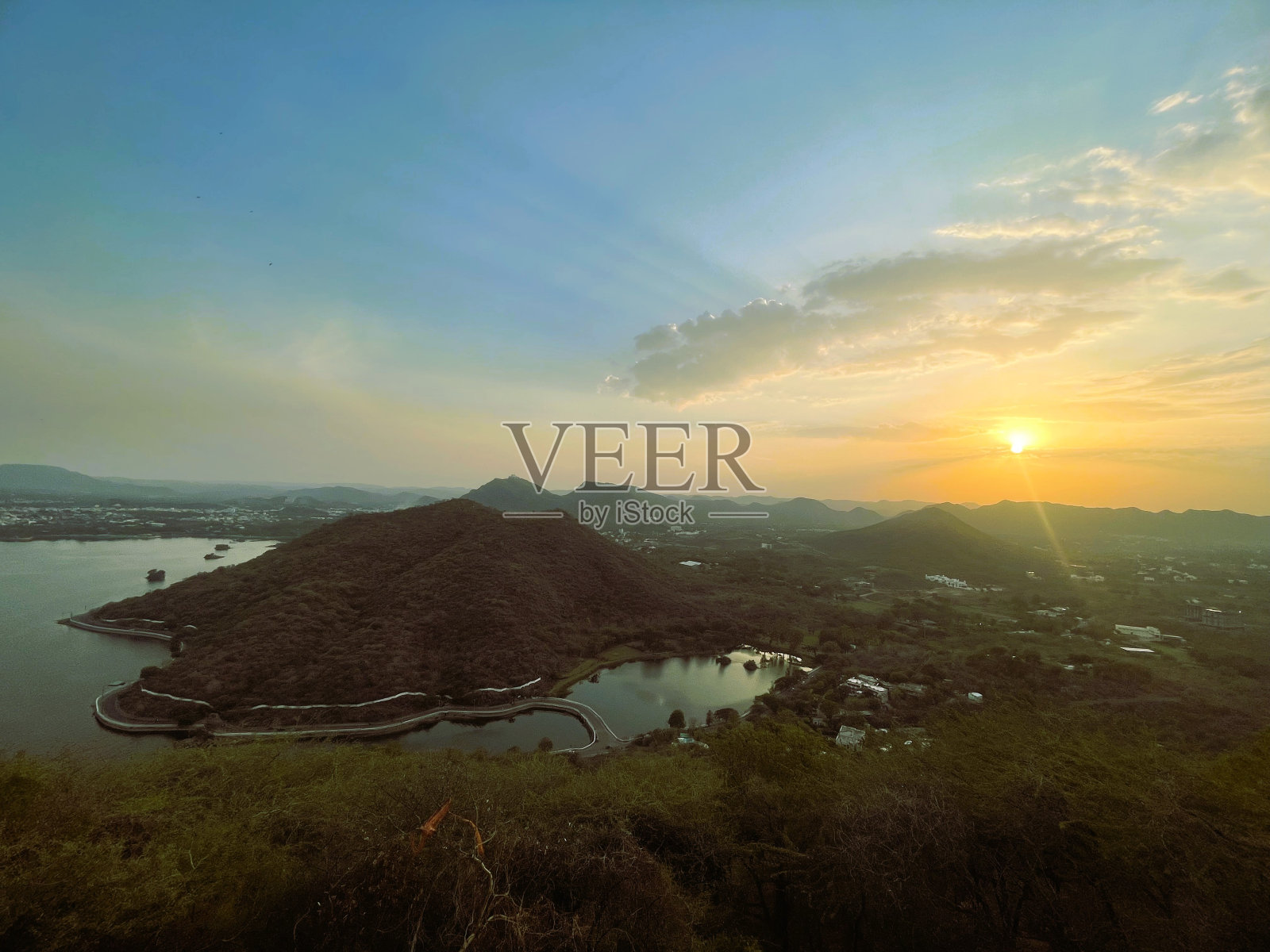 黄金时辰辉光:法特萨加尔湖的黄昏照片摄影图片