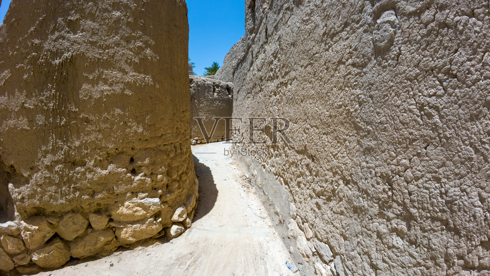 春天的一天，阿曼尼兹瓦附近废弃的老土坯村庄的照片照片摄影图片