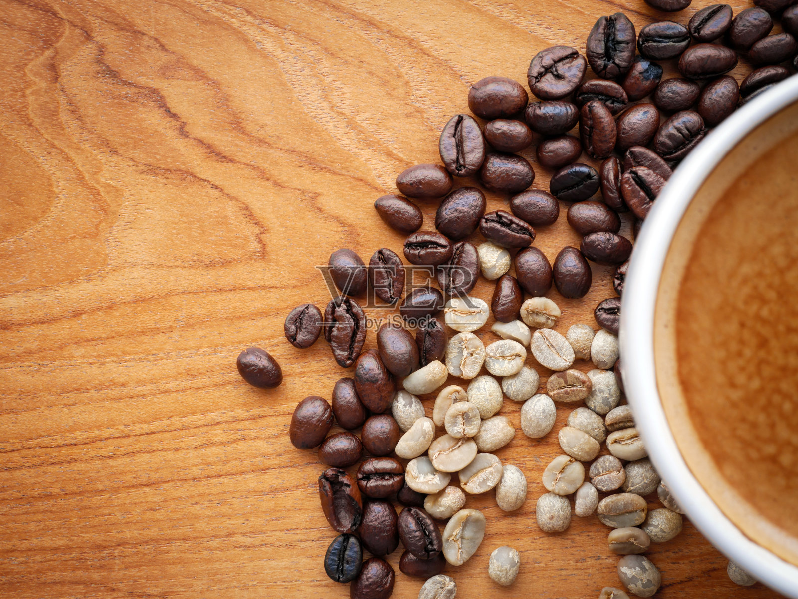 浓咖啡杯，浓咖啡和咖啡豆放在木桌上照片摄影图片