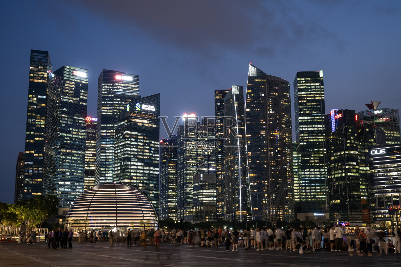 夜晚的海滨天际线照片摄影图片