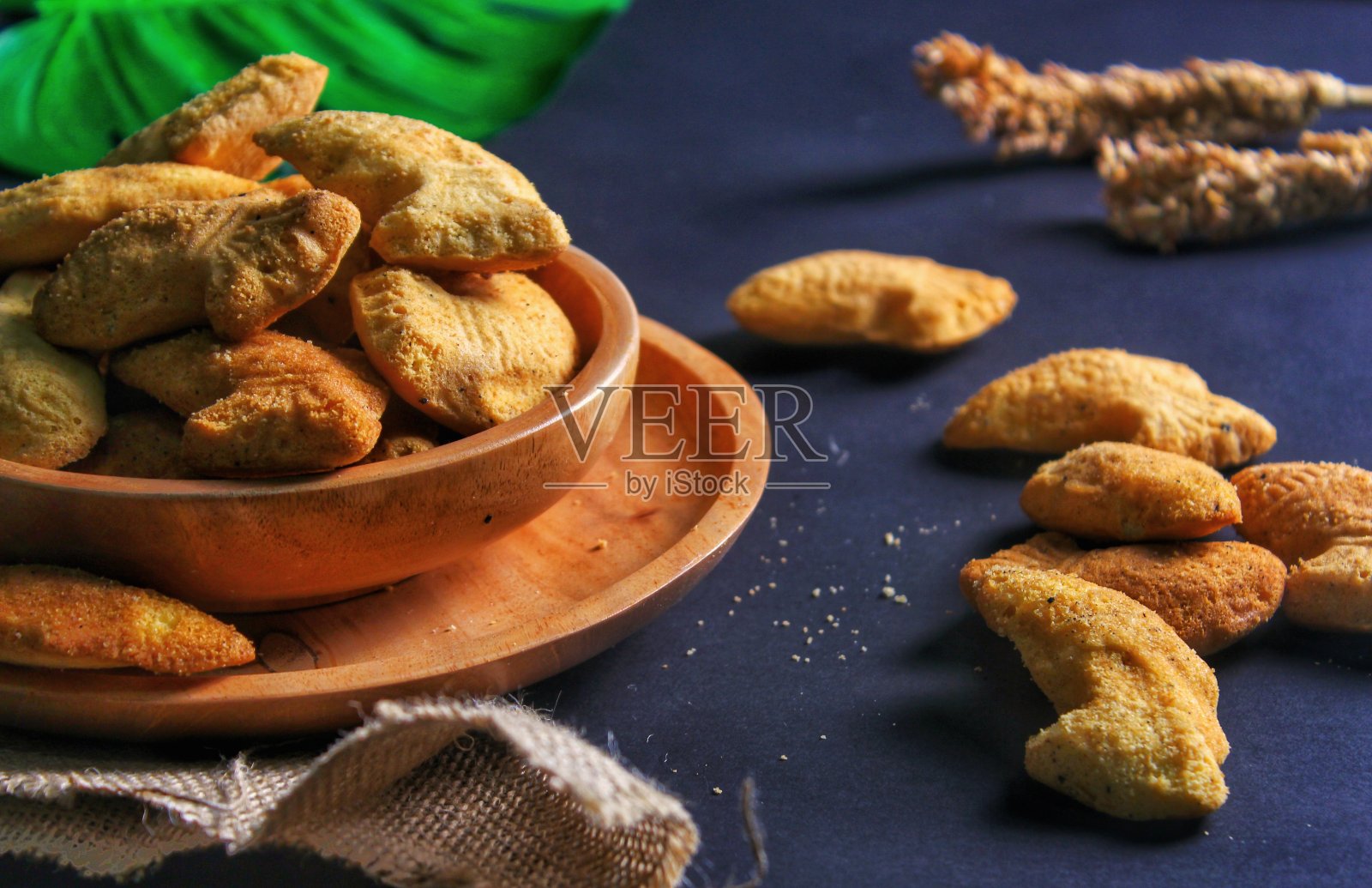 八葫芦饼做成鱼的形状照片摄影图片