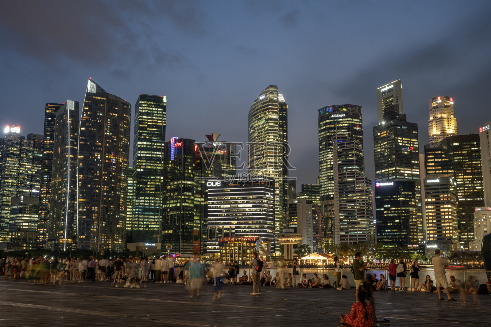 夜晚的海滨天际线照片摄影图片