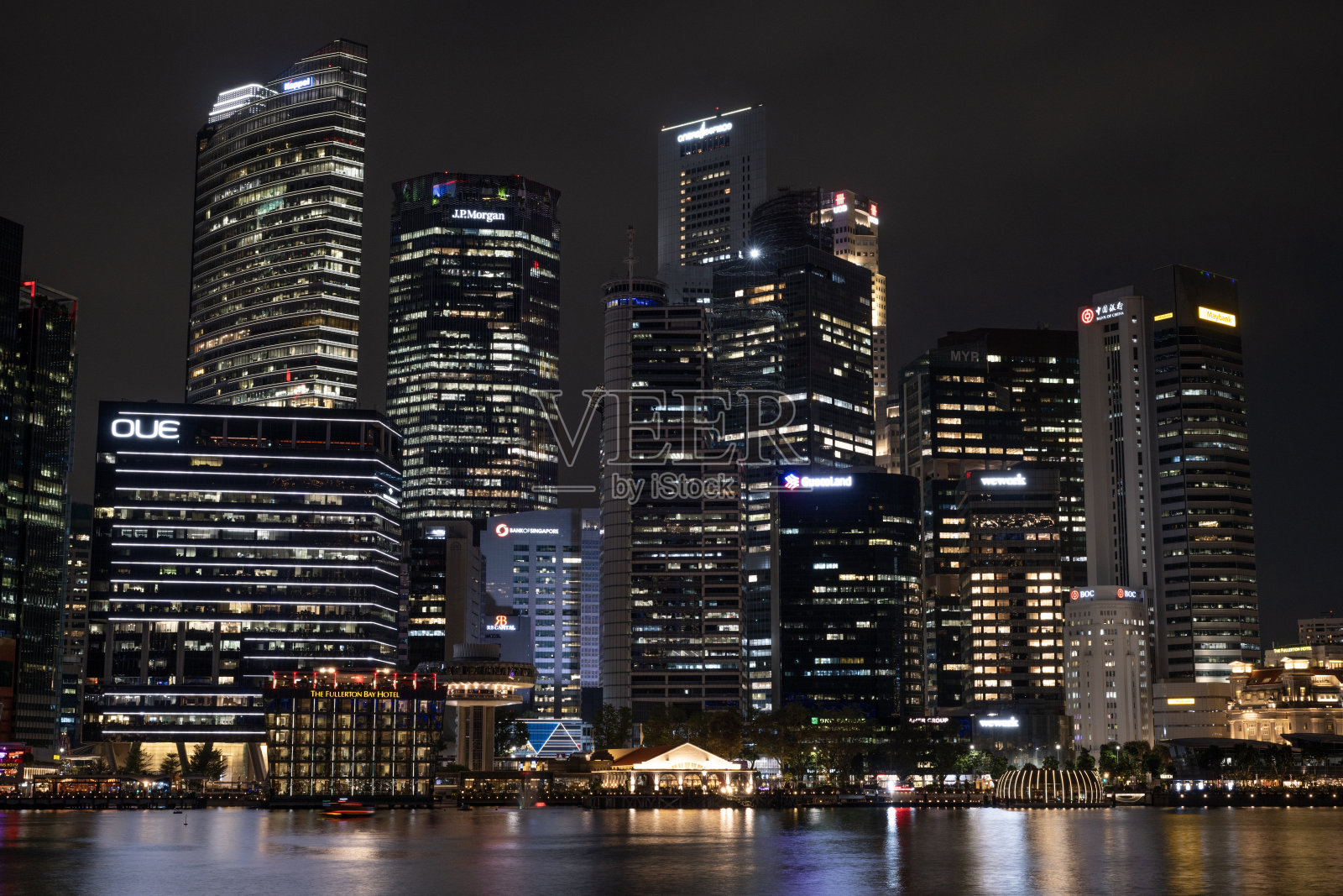 夜晚的海滨天际线照片摄影图片