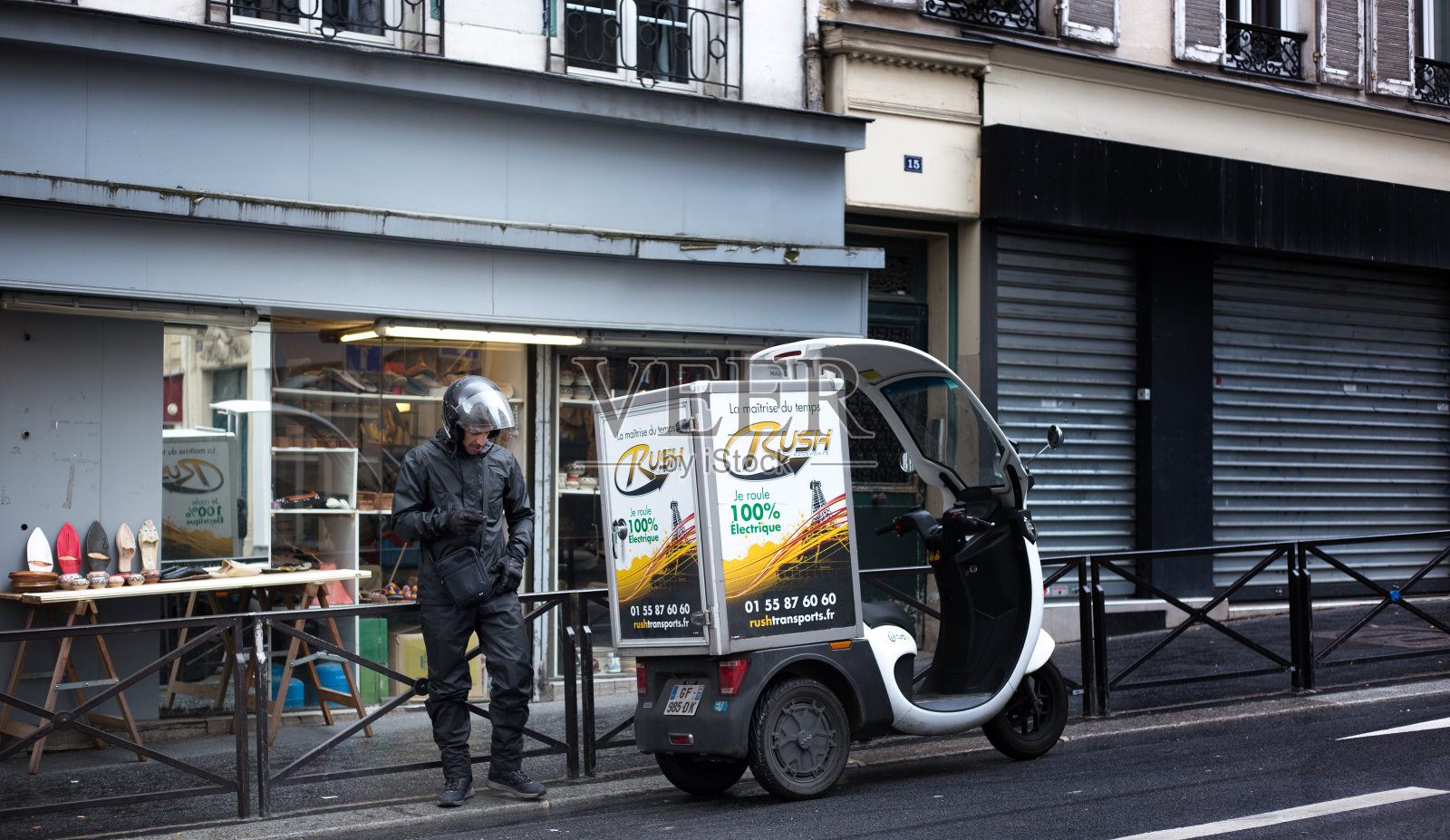 法国巴黎:开着电动车的快递员照片摄影图片
