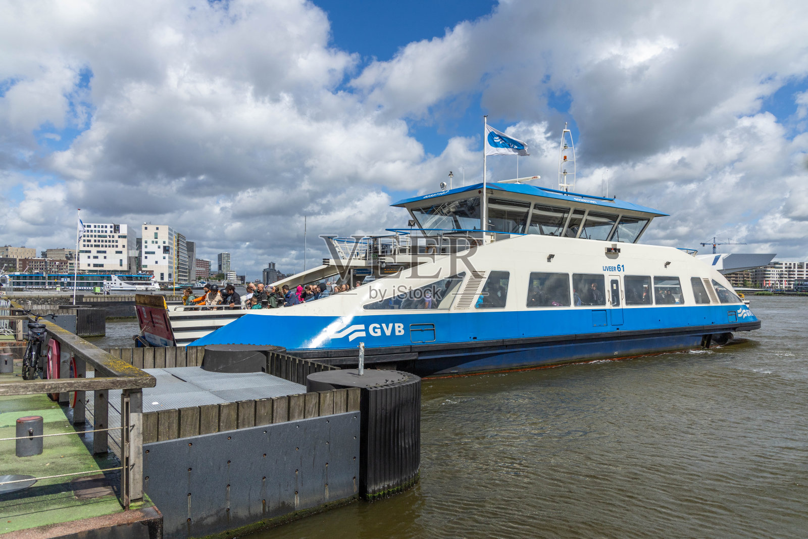 GVB轮渡从阿姆斯特丹中央车站往北照片摄影图片