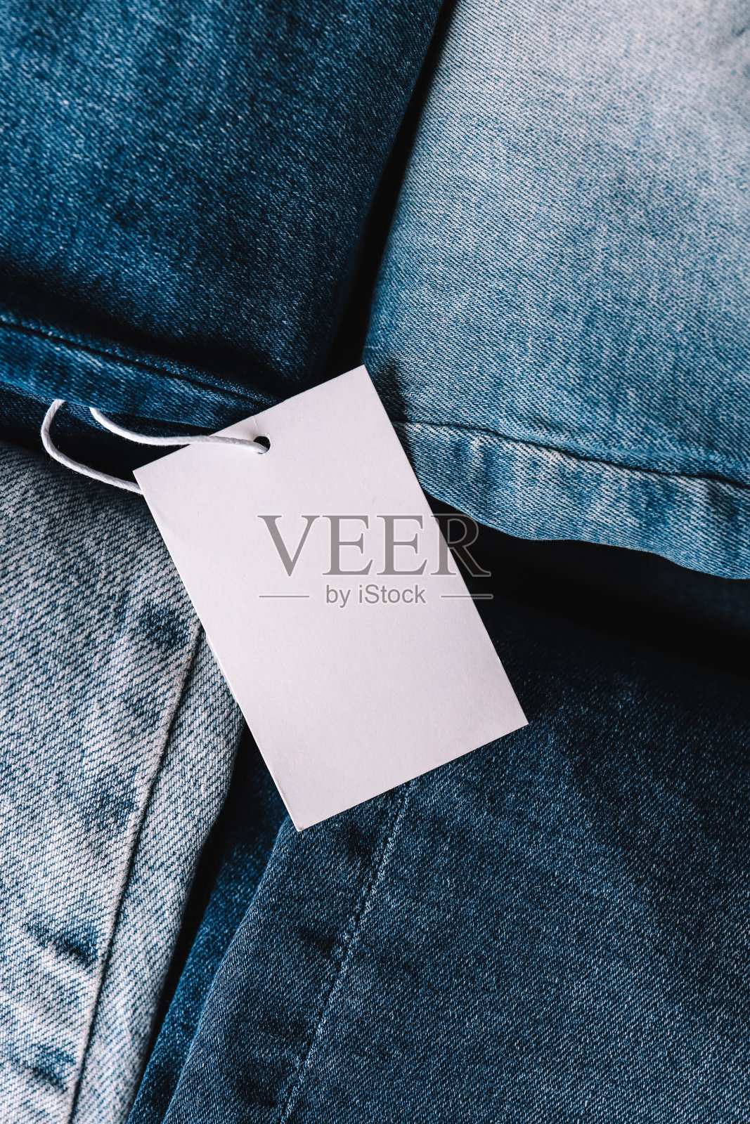 标签为文本和一叠牛仔裤留出空间照片摄影图片