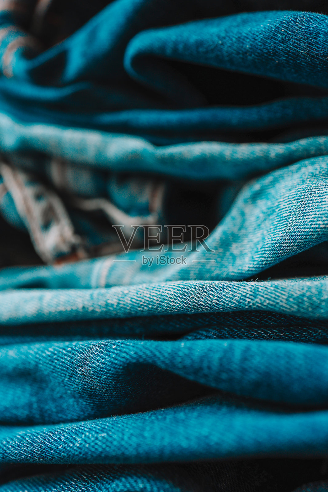 叠各种深浅的蓝色牛仔裤在白色背景牛仔牛仔裤纹理照片摄影图片