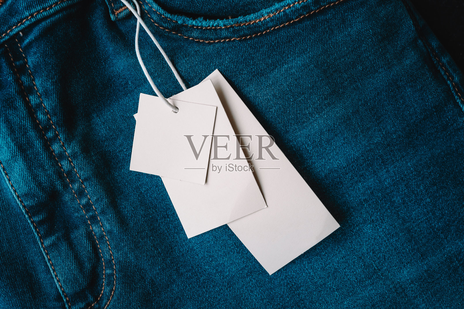 蓝色牛仔裤细节与空白标签照片摄影图片